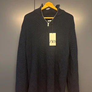 Stickad tröja från zara  - Mörkblå stickad tröja från Zara Storlek L. Aldrig använd, lappen sitter kvar. Nypris 400kr