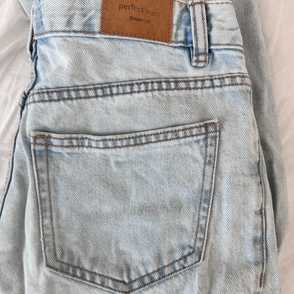 Ett par jättefina jeans från Gina som inte finns kvar längre! Använda ca 2 gånger och är väldigt fina. . Jeans & Byxor.