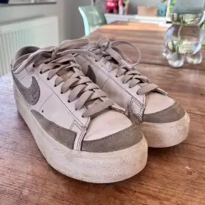 Säljer dom här jättefina Nike skorna i storlek 36🥰. Köpte dom på JD för ca 1  år sedan. Skorna är använda men är i okej skick (ni kan se på bilderna). Ni kan kontakta mig för fler bilder om man är  intresserad! 