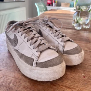 Nike skor - Säljer dom här jättefina Nike skorna i storlek 36🥰. Köpte dom på JD för ca 1  år sedan. Skorna är använda men är i okej skick (ni kan se på bilderna). Ni kan kontakta mig för fler bilder om man är  intresserad! 
