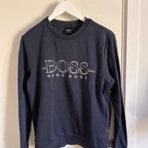 Boss sweatshirt - Marinblå sweatshirt från Hugo Boss i storlek M. Använd men i bra skick därför bra pris. 