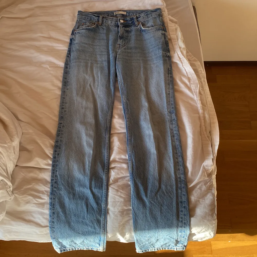 Jättefina lågmidjade jeans från Gina Tricot! Säljer pågrund av att de är tyvärr blivit för små för mig. Använda ett antal gånger men jensen har ingen defekt och inga hål. Alltså i väldigt bra skick.. Jeans & Byxor.