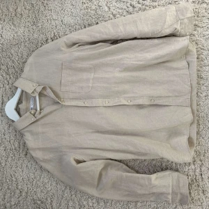 Zara linneskjorta  - Säljer en väldigt snygg och bekväm linne skjorta perfekt till sommaren. Knappt använd. Nypris 579kr