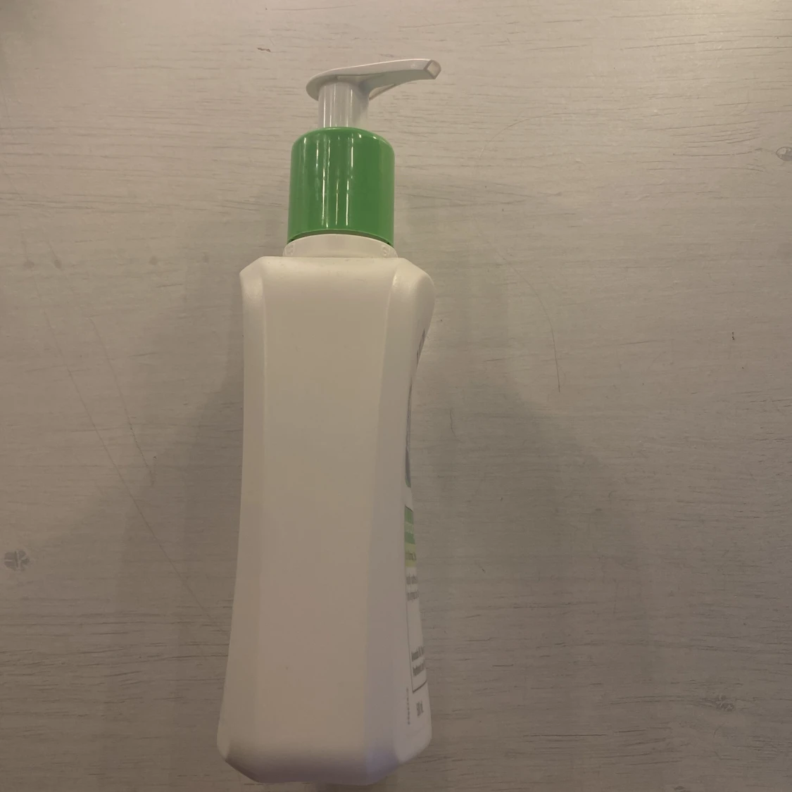 En knappt använd lotion/mouisturizer - 92