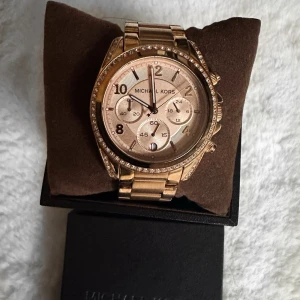 Michael kors klocka - Michael kors klocka i roséguld. Använd enstaka gånger så mycket bra skick och kommer i orginalförpackning. OBS! Batteriet måste bytas. 