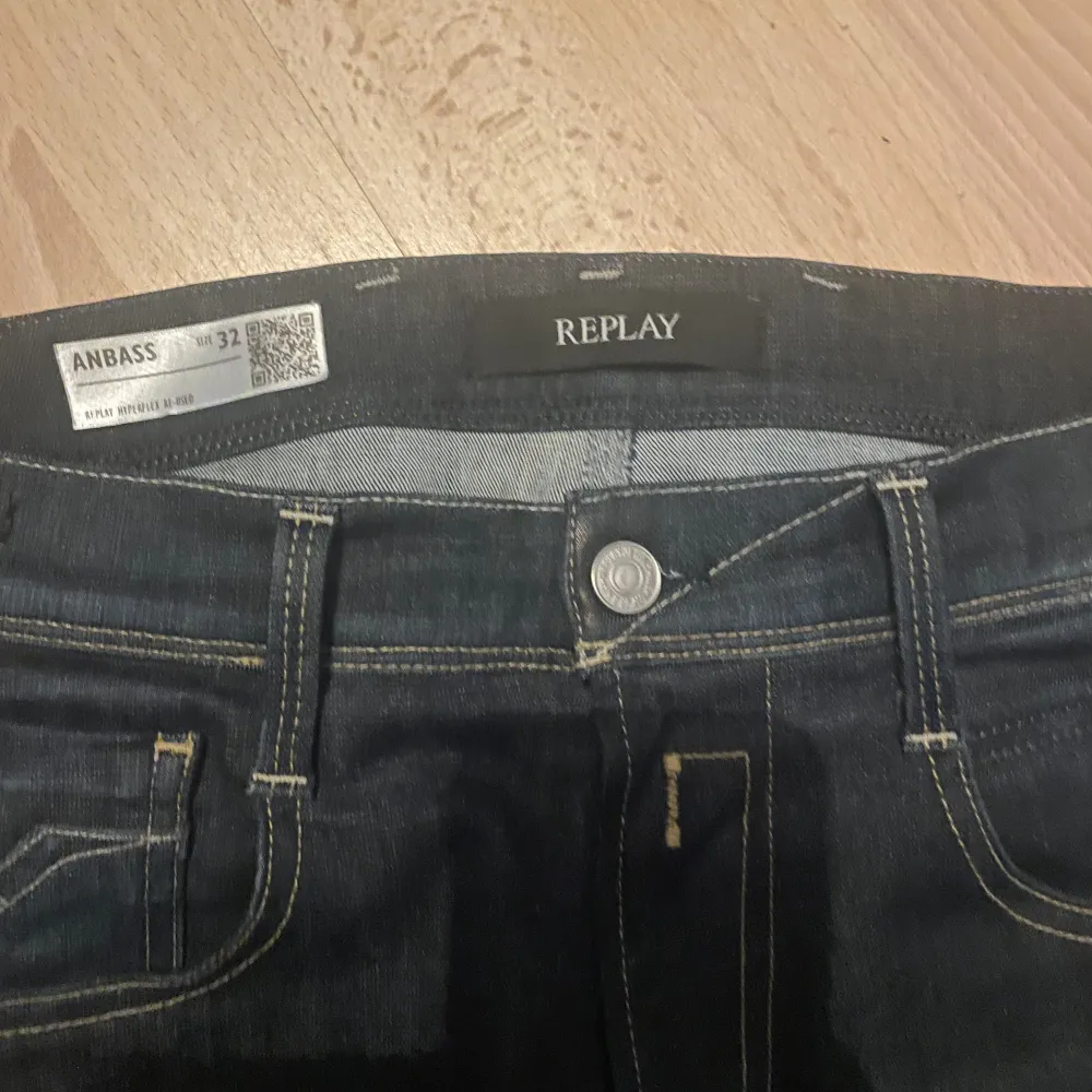 Säljer ett par replay anbass jeans som jag köpte för 1600 i vintras! Storleken är 32/34 och skickat är som nytt🌟 Hör av er vid frågor!. Jeans & Byxor.