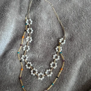 Halsband med blommor  - Fin halsband med blommor och pärlor 