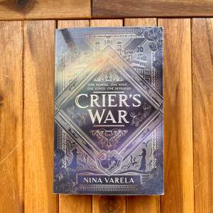 Criers War, skriven av Nina Varela är en fantasyroman som var populär på Tiktok.  Boken är oläst och i bra skick.