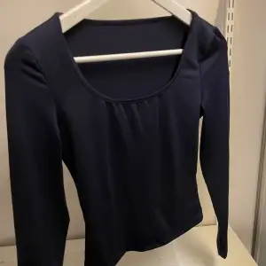 Oanvänd mörkblå långärmad tröja!🫶🏼🤍
