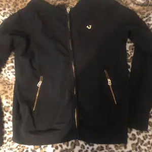 Äkta true religion hoodie med guld detaljer. Säljer då den inte kommer till användning. Skriv för fler bilder 😊 