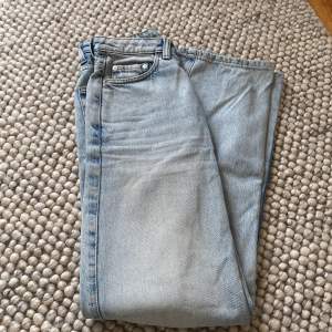 Jättefina blåa jeans som tyvärr är för stora på mig 🤍 Jättefint skick. Kontakta för fler bilder 🫶🏼 passform: highwaist, straight