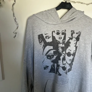 Grå hoodie med tryck - Hej! Jag säljer en grå hoodie med tryck pga kommer ej till användning🩶 använd 2/3 ggr