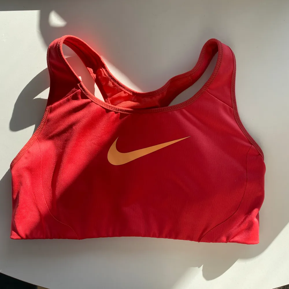 Orange topp från Nike i storlek M💕. Sport & träning.