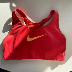 Orange topp från Nike i storlek M💕