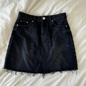 Svart Denim Kjol 🖤 - Svart denim kjol från H&M🖤 Storlek- US 2, XS  Pris - 100 kr 