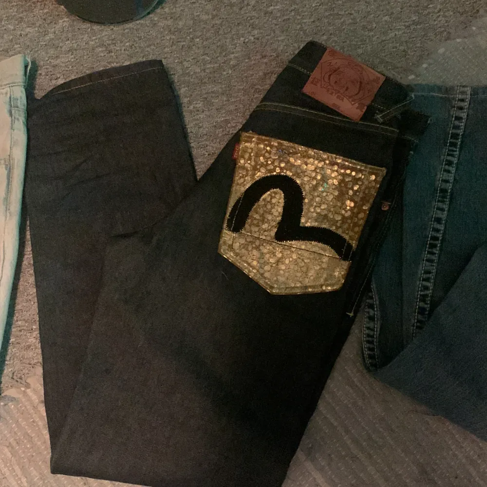 Ett par true religion jeans ett par evisu jeans och ett par polar 93 jeans alla as feta. Skick på 93 5/10,Skick på evisu 9/10,Skick på true religion 8/10. Evisu för 550, True religion 500, 93 200🙏🙏🙏😍😍😍. Jeans & Byxor.