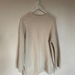 Stickad tröja  - Stickad tröja från Bikbok. I stl M 