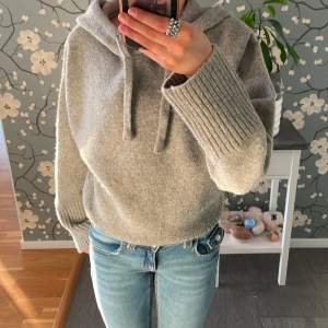 Detta är en stickad grå hoodie från Zara! Den är i storlek S. Jag säljer den då den inte kommer till användning. Tröjan finns inte längre tillgänglig i butiken där den skulle kostat 459kr. Frakten kostar 65kr och den är spårbar!💕
