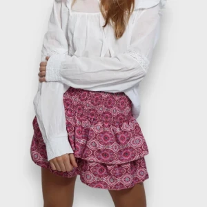 Kjol - Säljer denna fina kjol ifrån den nederländska hemsidan Meetmethere, köpte den för 430kr. Säljer då den inte riktigt är min stil längre. Kjolen är i nyskick och har endast används runt 2 gånger. Köp gärna via ”köp nu”. 💓