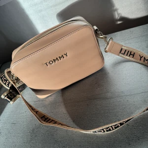 Tommy crossbody väska  - I skick som ny 