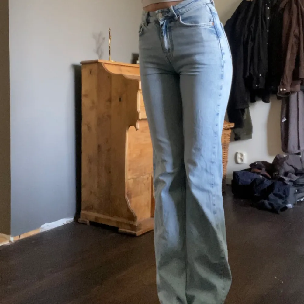 Supersnygga jusblå bootcut jeans från Gina Tricot! Storlek 32, passar xxs/xs skulle jag säga☺️ 200kr + frakten  ( kan tänka mig mindre vid snabb affär ). Jeans & Byxor.
