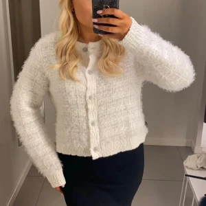 Kofta  - Vit kofta med knappar 