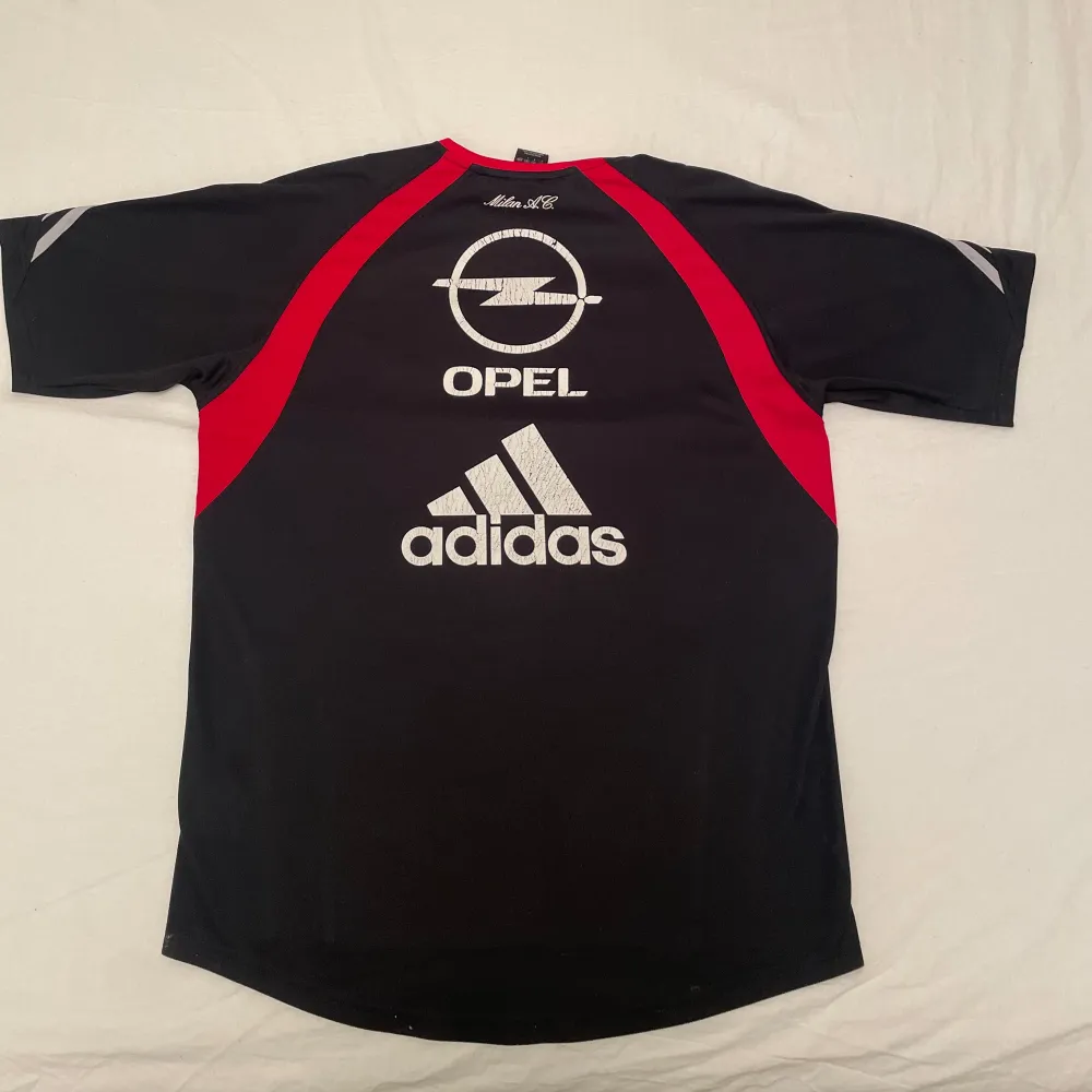 Ac Milan training shirt 2005-2006. Lite skrapor där bak på sponsorerna. Storlek M . Sport & träning.