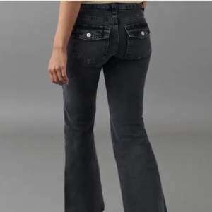 Säljer mina y2k jeans från Gina då dem tyvärr är för stora. Superfin modell som passar till allt och extremt skönt material, dem är storlek 38 men skulle säga att dem även passar storlek 36! Inga defekter alls och är som nya! Hör av er vid frågor!