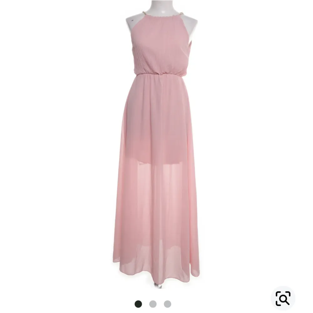 Superfin rosa lång klänning, jag är 172cm lång och den når ner till fotknölarna på mig. Klänningar.