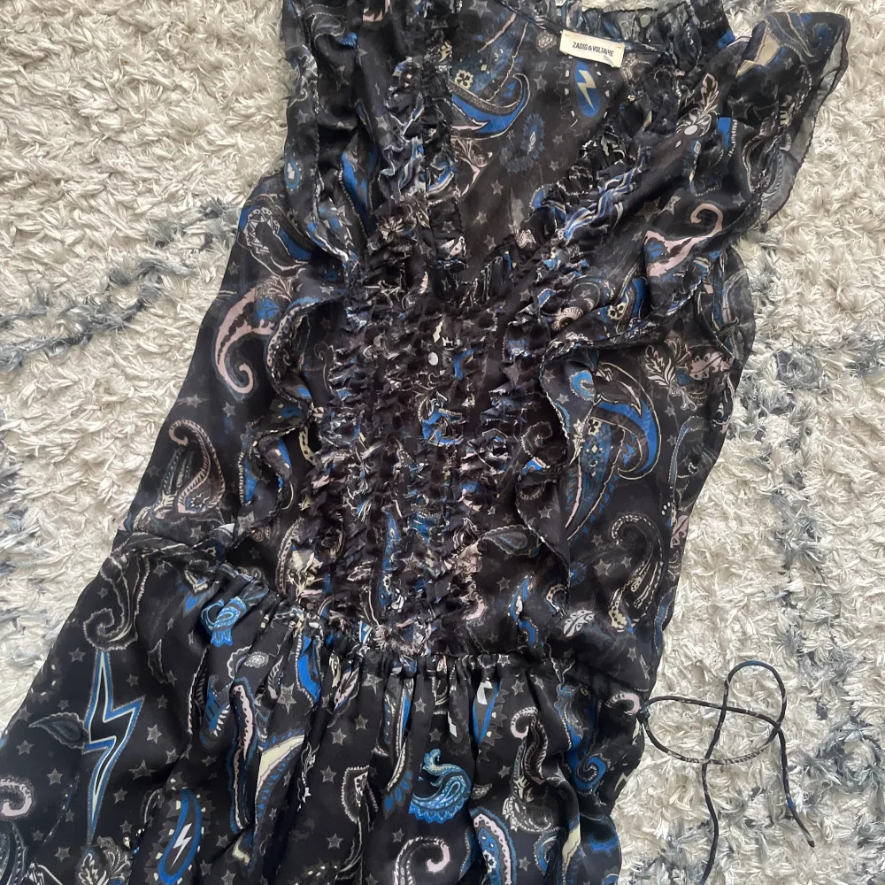 Jätte fin klänning från Zadig volitare! Man kan knyta åt i midjan och den är i storlek M🩷🩷pris kan diskuteras vid snabb affär❤️. Klänningar.