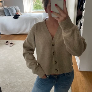 Stickad kofta  - Stickad beige kofta från Uniqlo. Köpt för några år sedan, nypris 400kr. Använder inte längre. Inga defekter.