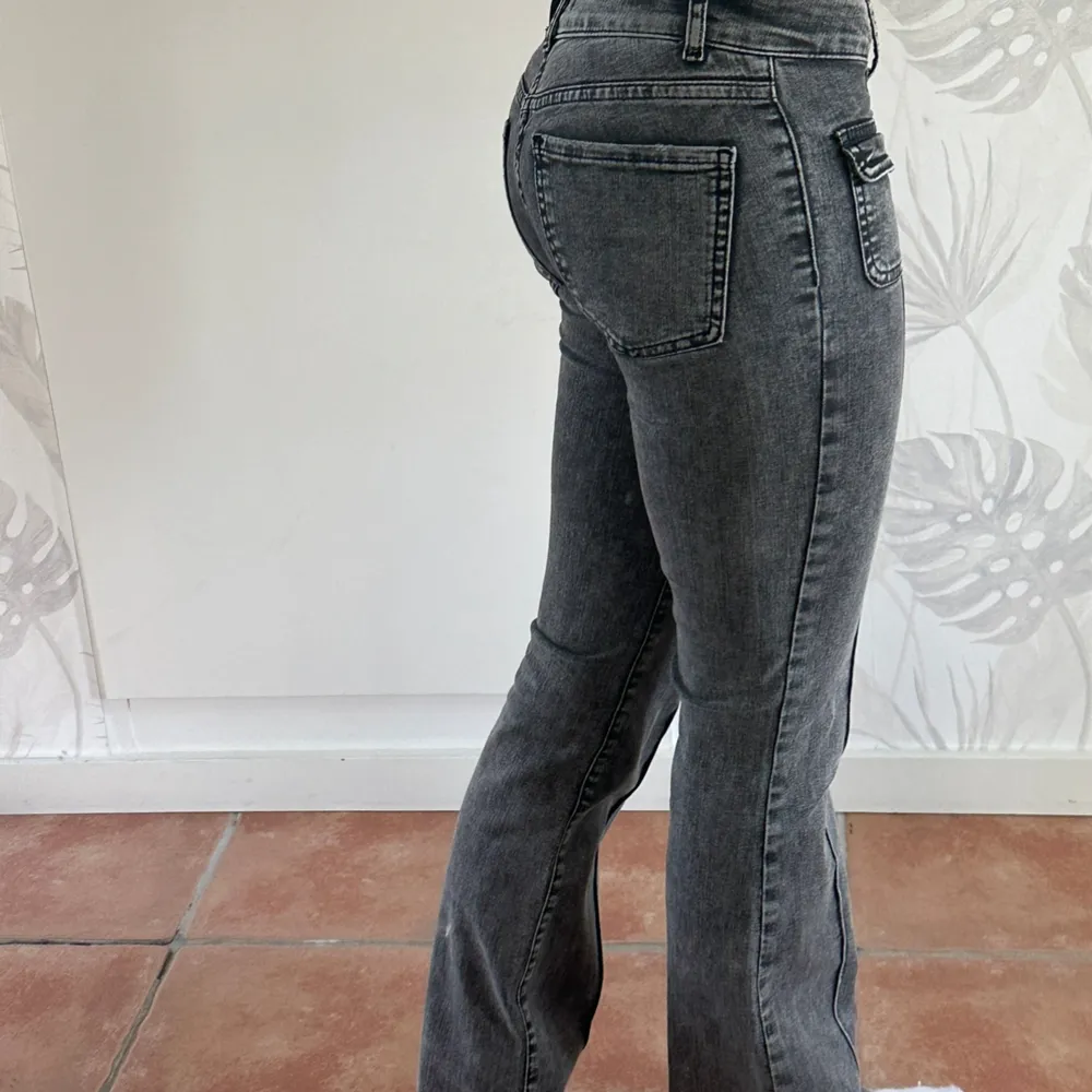 Säljer mina Low waist jeans från Nelly i storlek 32! Använt endast 1 gång✨ - orginalpriset 699kr säljer nu för 420kr -innerbenets längd 79cm och för att kunna jämföra så är jag 168cm 💗💗. Jeans & Byxor.
