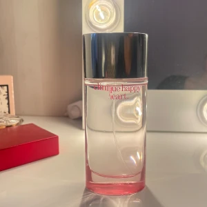Clinique happy heart parfym - Hej! Säljer min älskade clinique happy heart parfym, den inte kommer till användning då jag har extremt många parfymer och denna hinner aldrig användas. Endast använd vid två tillfällen. En fräsch doft men inslag av värme. Nypris 699kr