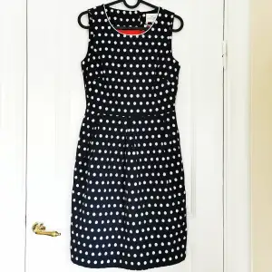 Beautiful dress with embroidered dots from Holly and Whyte. Size 36. New without tag