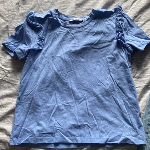 Blå topp - Jätte gullig topp från zara som är för liten. Den är lite skrynklig då jag ej använt den på något år men annars är den som ny.