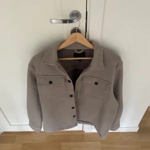 Overshirt - Säljer min Overshirt i storlek S (passar M) som aldrig är använd. Skick 10/10. Tveka inte att skriva vid frågor!  Mvh Elliot. 