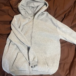 Grå oversize ziphoodie - En hoodie från shein som jag inte använt på länge och därför säljer jag!!