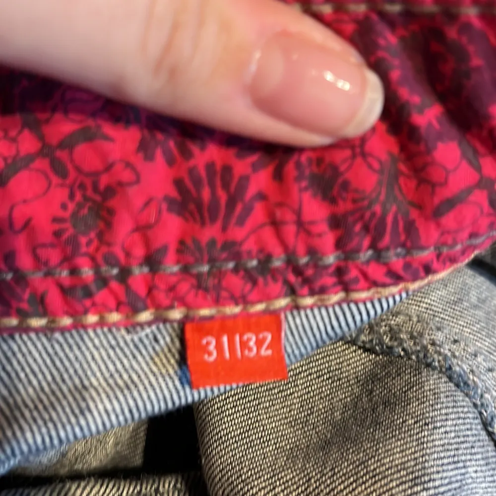Raka jeans från esprit i en mörkare tvätt, storlek 31/32 motsvarar ungefär en M. Jeans & Byxor.