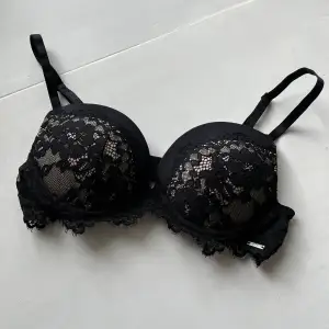 Supersöt push-up bh från Ella M (Lindex). Liknar Intimissimi. Sparsamt använd & fint skick 💗nypris 399 kr.