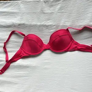 Rosa bikinitopp endast använd en gång. Från Panos Emporio. Storlek 36, passar en small. 