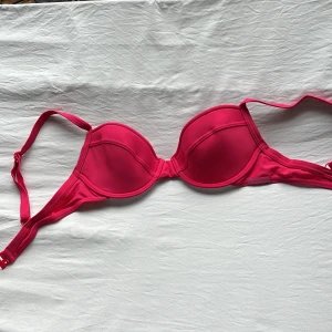 Bikinitopp  - Rosa bikinitopp endast använd en gång. Från Panos Emporio. Storlek 36, passar en small. 