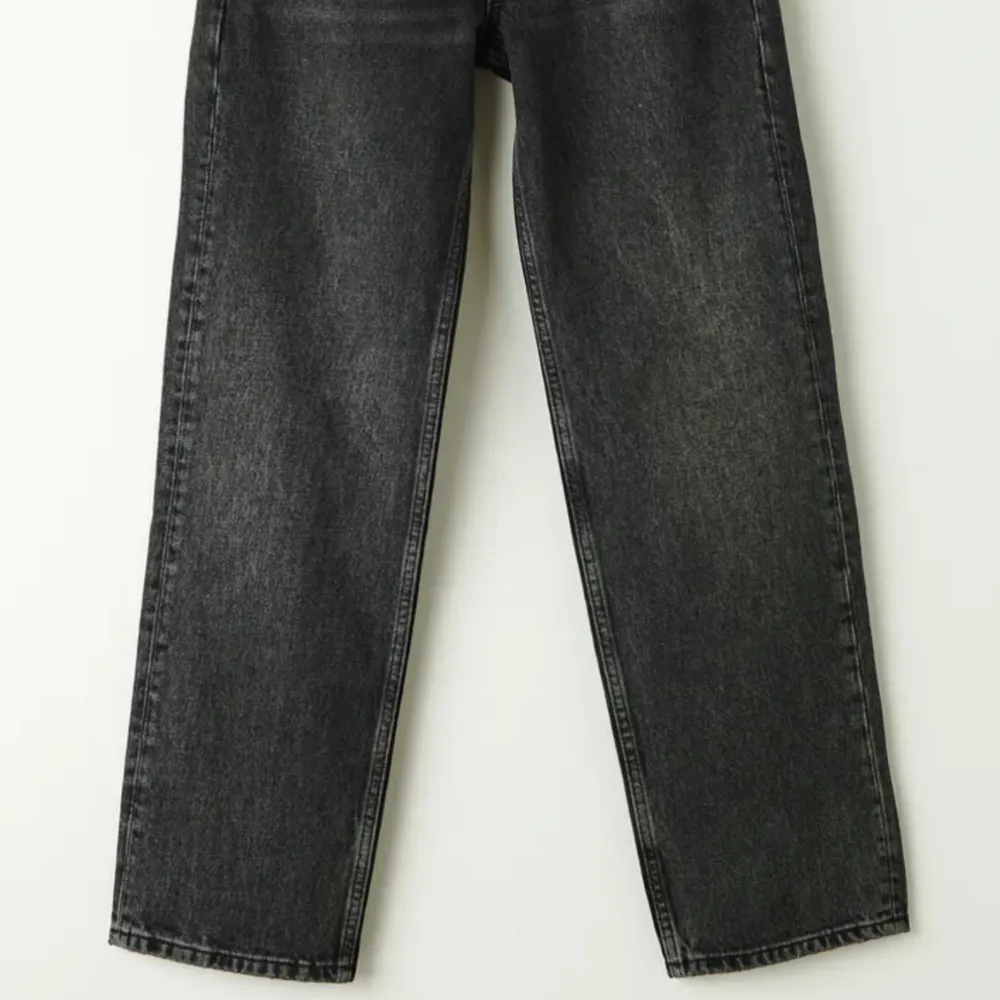 Lågmidjade jeans från Gina Tricot i mörkgrå färg. Storlek 36 och passar längd 165-170 ungefär, superfint skick! 250kr+frakt. Jeans & Byxor.