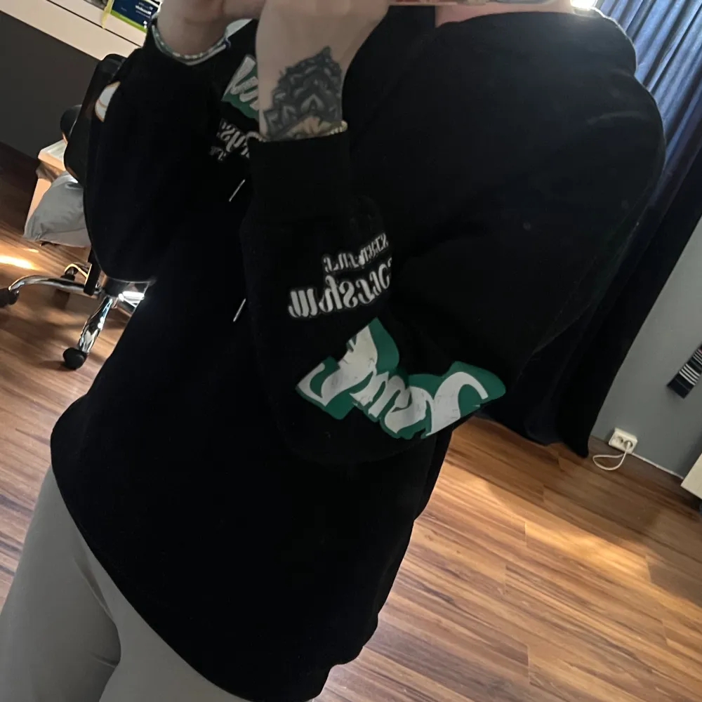 Hoodien är ifrån shein, i välanvänt skick, trycken har börjat spricka, tröjan är i fleece . Hoodies.