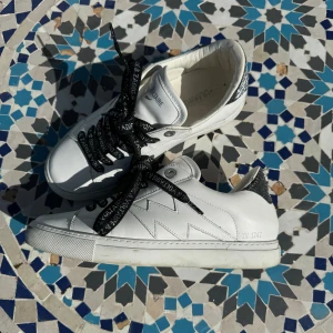 Zadig & Voltaire sneakers - Säljer mina så fina vita Zadig & Voltaire sneakers pga att de inte kommer till användning. Nypris ca 4000kr. Använda fåtal ggr!❤️