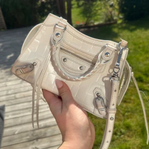 Balenciaga city mini - Säljer min fina balenciaga väska. Den är dessvärre lite smutsig och missfärgad samt andra små defekter. Köpt på vestire collective (se sista bilden). Pris kan diskuteras🩷