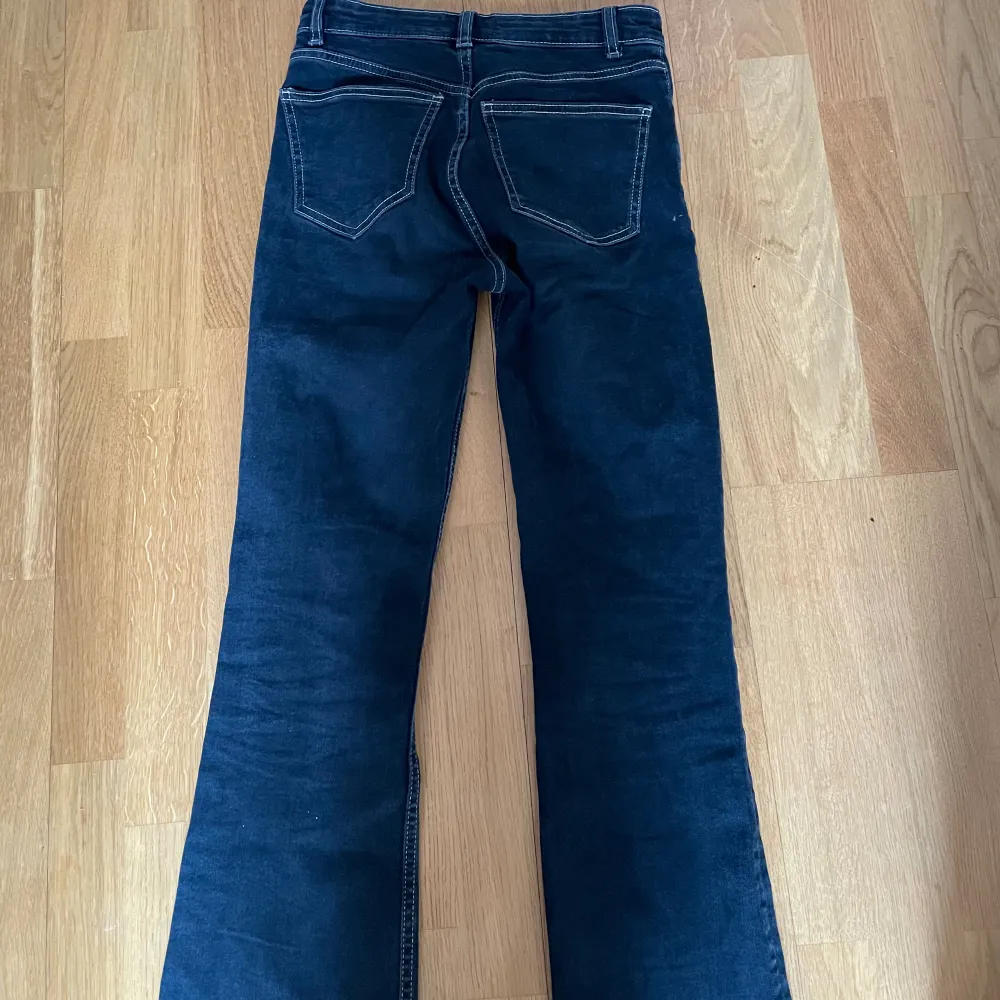 Superfina mörkgrå/svarta jeans från Zara. De sätter sig väldigt fint på kroppen men säljer då jag inte tycker att short bootcut jeans passar mig. Jag är 171cm lång! 💕💕. Jeans & Byxor.