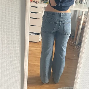 Low waist jeans - Raka lågmidjade ljusblåa jeans. Från mango, modell ”Eloise”. Jeansen är lite slitna längst ner på byxbenen men annars i bra skick.  Skriv för mer bilder eller information 💕 Midjemått: 37 cm Innerbenslängd: ca 70 cm Jag är 163 cm för referens! 
