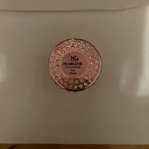 Frosty pink gelé från nagelgiganten. Lite mer än halva kvar nypris 299 säljes för 130