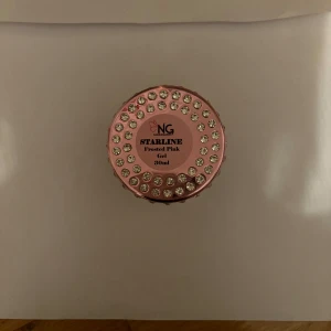 Nagelgiganten gele - Frosty pink gelé från nagelgiganten. Lite mer än halva kvar nypris 299 säljes för 130
