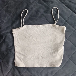 superfin croptop linne  - sött linne från HM, använd fåtal gånger och inga defekter eller fläckar. Köpt för cirka 100kr 